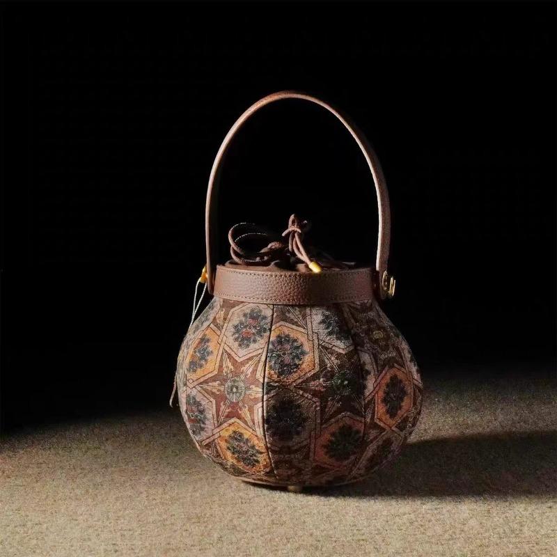 Handmade high-end goods~ Intangible Cultural Heritage fragrant cloud yarn silk national style lantern bag new Chinese high-end hand bag niche design
