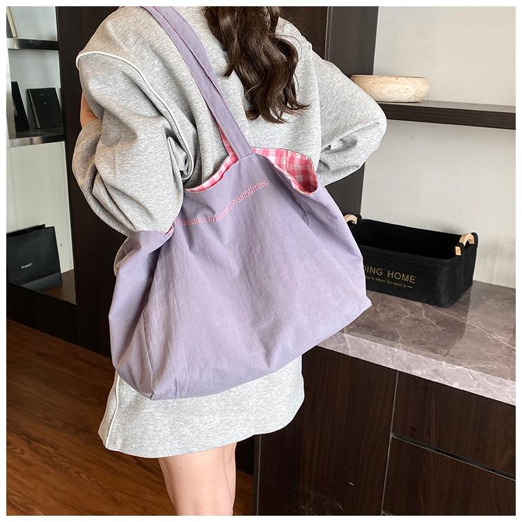 Frühling und Sommer Neue doppelseitige karierte Tragetasche mit großem Fassungsvermögen für Studenten, Pendler und Freizeit, Schultertasche