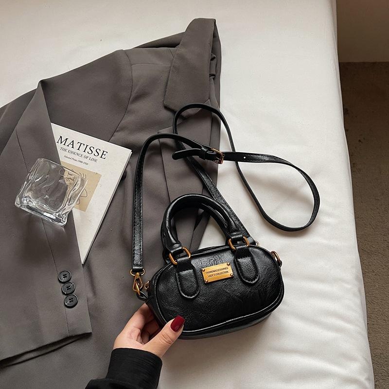 Retro Matte Small Bag Women's 2025 New Fashion Versatile Messenger Bag Autumn and Winter Popular Handbag Small Square Bag