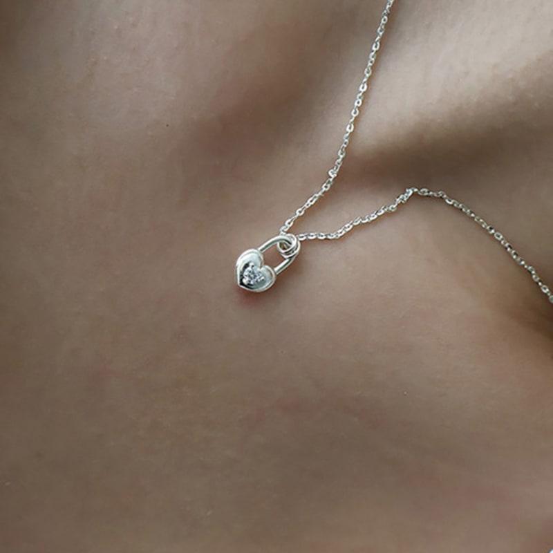 Monde Ligne Lock In Heart Necklace