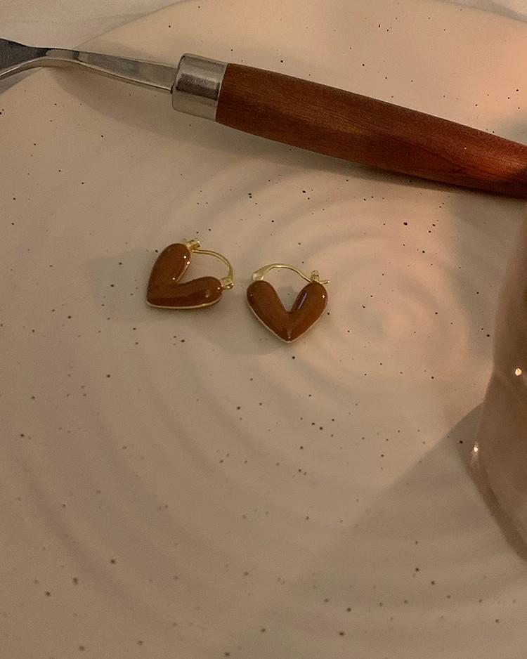 Maillard Love Heart Pearl Stud Earrings: Niche, High-End Design for Women, 2024.