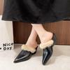 Französische Retro-Plüsch-High-Heel-Mules mit pelzigem Spitz zulaufendem Zehenbereich und klobigem Absatz für zusätzliche Wärme und einen schlankmachenden Effekt.
