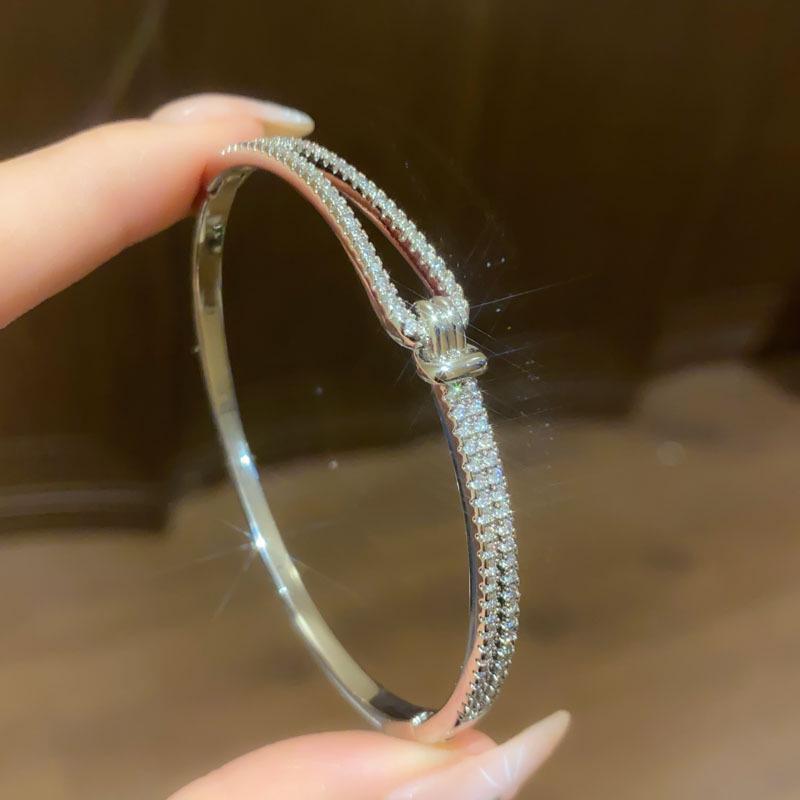 Trendy Geometric Clasp Bracelet with Japanese and Korean Cubic Zirconia - Retro Cool Style, Light Luxury Hand Chain Jewelry.
