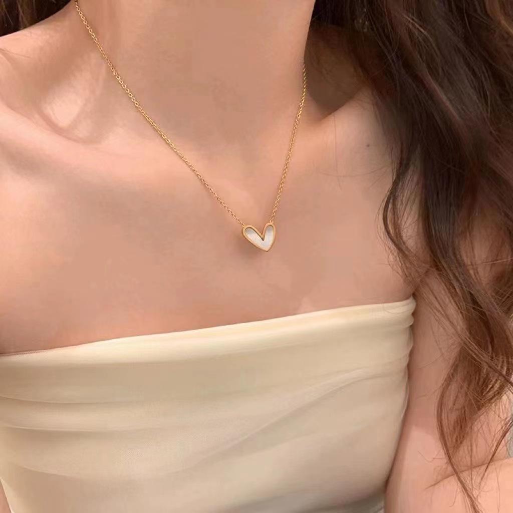 Ins vento dourado amor colar feminino nicho moda luxo leve corrente da clavícula design personalizado versátil simples colar