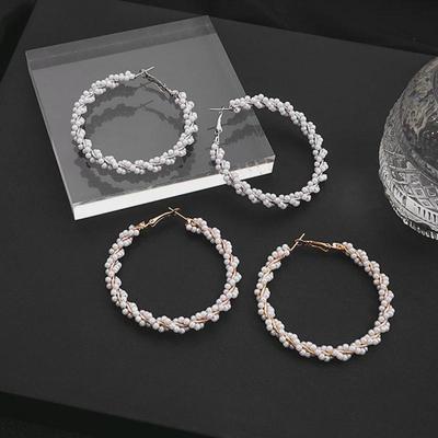 Europäische und amerikanische geometrische Perlen-Twist-Ohrringe: Schlichtes, kühnes Design