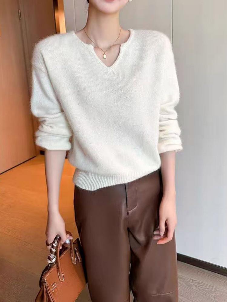 Women's Early Autumn Red V-Neck Cashmere Sweater with French-Style Bubble Sleeves - Loose, Short, Wool Pullover