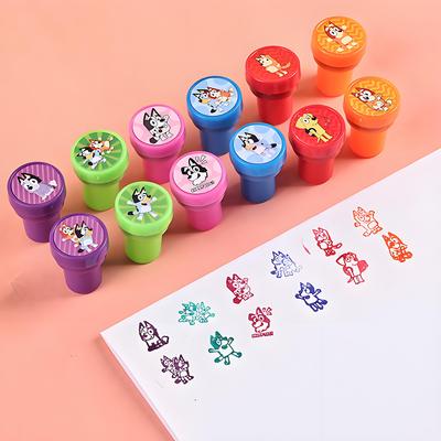 12 Parça/Set Bluey Bingo Oyuncakları Mühür Şanslı Çoraplar Muffin Anime Figürü Baskılı Renkli Çizgi Film Posta Damgası Çocuklar İçin Hediye