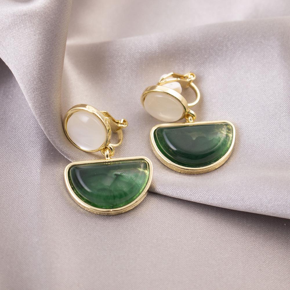 Elegant Clip-On Triangle Earrings for Non-Pierced Ears - Versatile, Light Luxury for Everyday Wear.