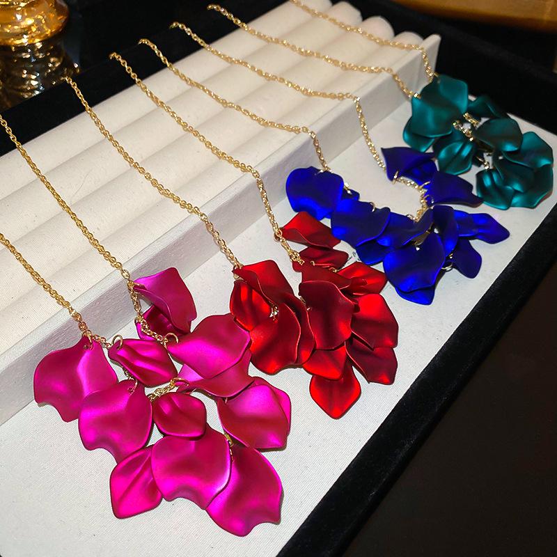 Eleganţă: Colier Minimalist European & American cu Ciucuri și Floare Petală – O Nișă Unică pentru Celebrități de pe Internet și Femei cu Stil Distinctiv