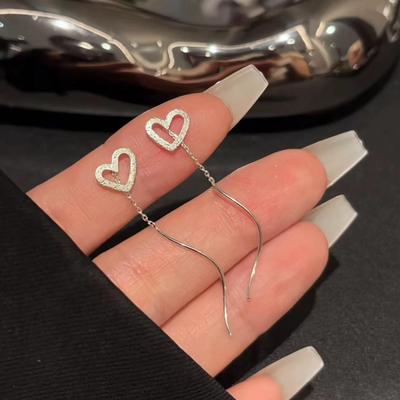 Elegante Romantische Herzlinien-Ohrringe: Hochwertiges Nischen-Design, temperamentvolle süße Ohrstecker für Damen.