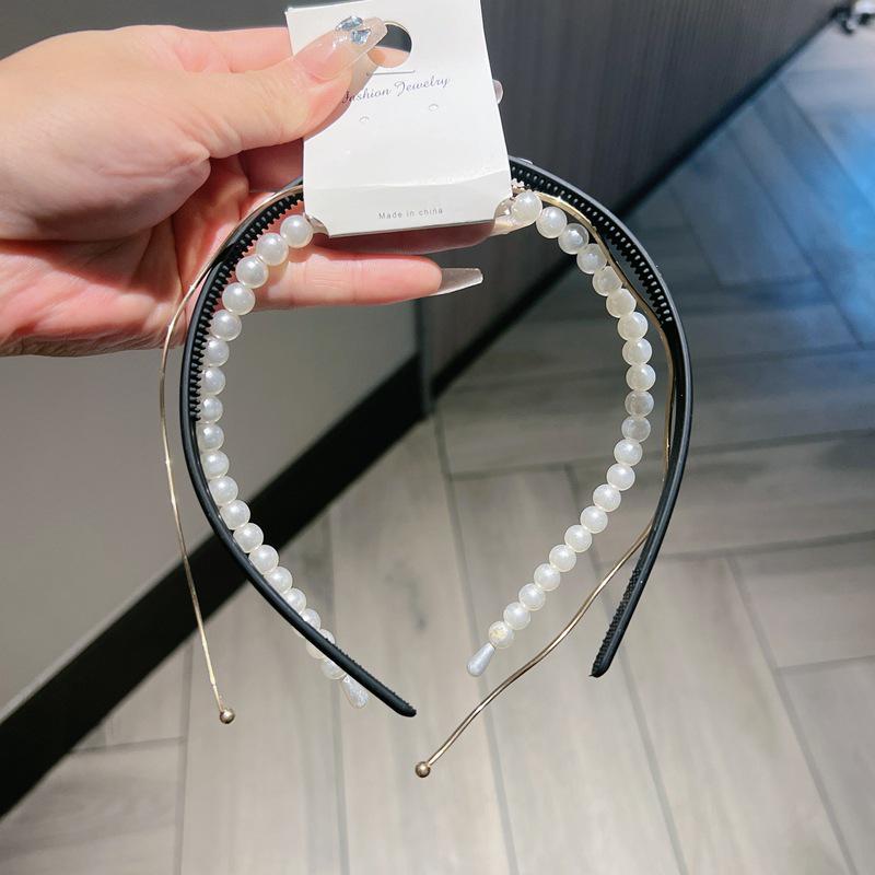 

Красочный набор аксессуаров для волос в корейском стиле со сладким жемчугом: Универсальный акриловый металлический ободок и заколка из трех частей.