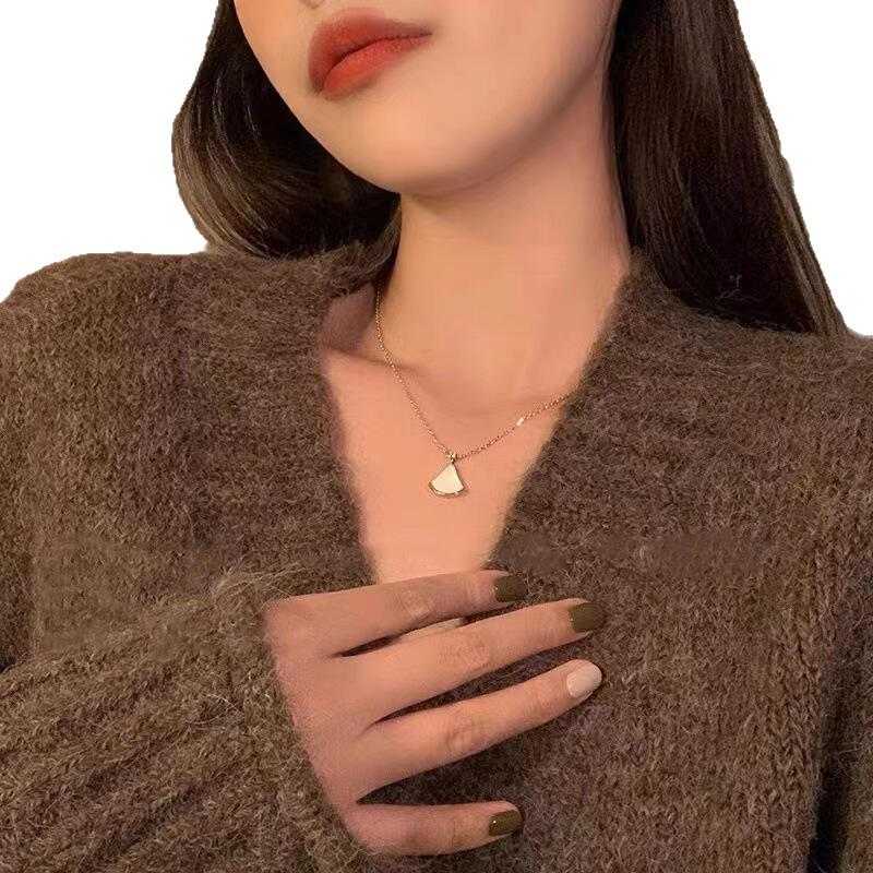 18K Rose Gold Plated Sterling Silver Bracelet with Four-Leaf Clover and Natural Mother-of-Pearl Elements, Non-Fading.