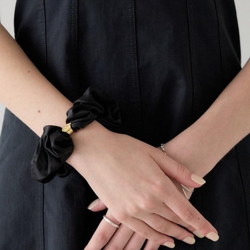 Aphrose Logo Frame 100% Silk Scrunchie (black)