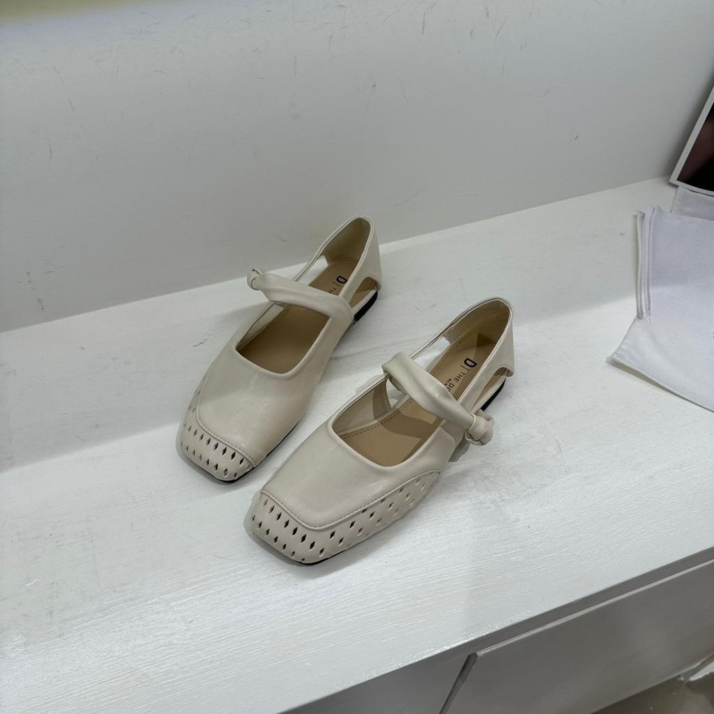 New Breathable Hollowed-out Flat Single Shoes Square-toed Low-heeled Sandals for Mom