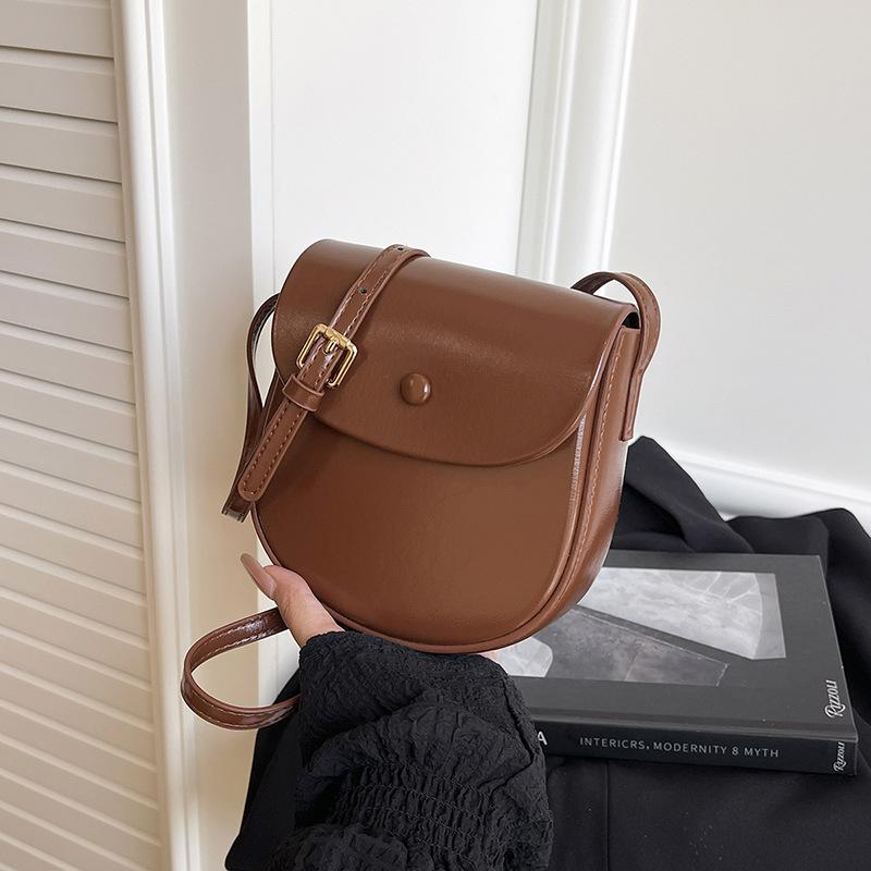 

Saddle bag women s candy-colored messenger bag 2025 new Korean version retro ins shoulder bag simple and versatile mobile phone bag коричневий