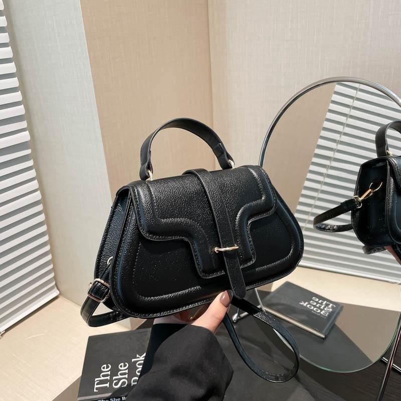 

Иностранный стиль однотонная легкая и простая новая модная маленькая квадратная сумка женская нишевая дизайнерская продвинутая индивидуальность повседневная сумка-мессенджер чёрный