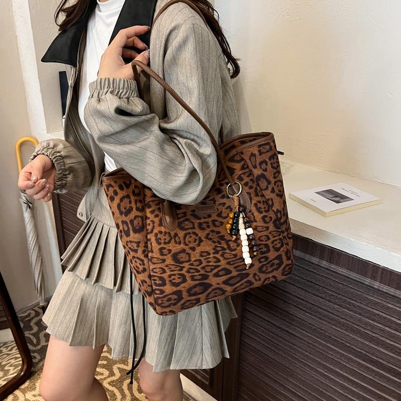 

Tote bag women s large capacity 2025 new autumn and winter versatile leopard print retro shoulder bag student class commuter bag цветной печати леопарда