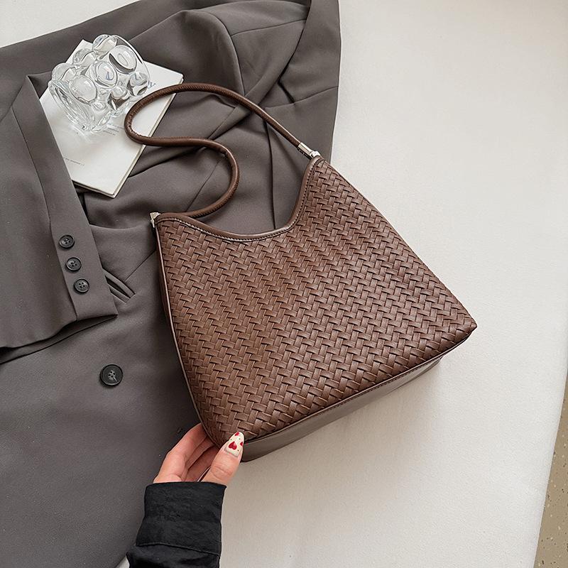 2025 new casual foreign style large capacity single shoulder fashion popular woven commuter simple retro tote armpit bag
