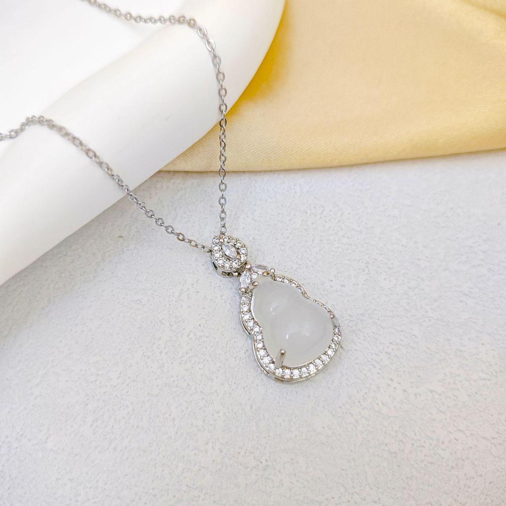 Women's Gold-Plated Copper Necklace: Luxury Fu Lu Pendant Clavicle Chain - Versatile Fashion Accessory