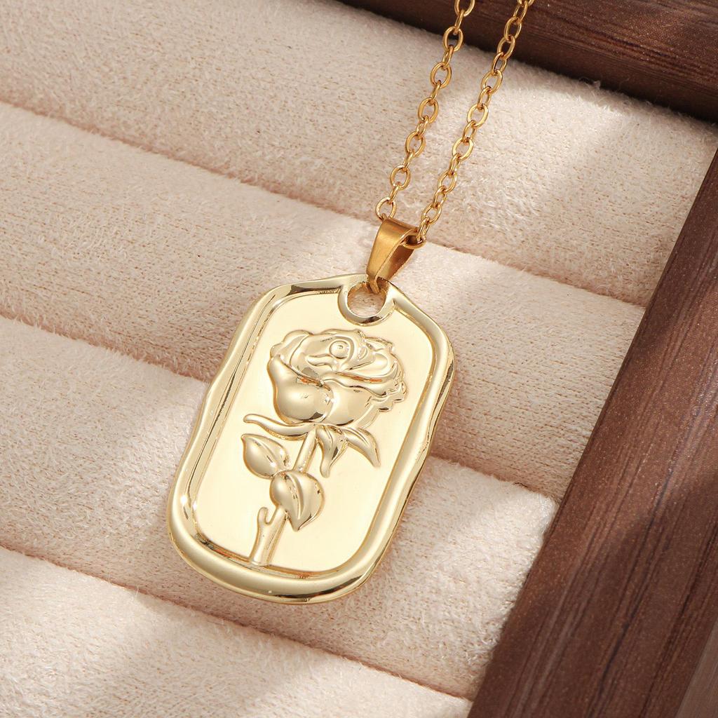 Dreidimensionaler geprägter Rosen-Quadrat-Anhänger-Halskette in mattem Gold mit langer Kette für Damen.
