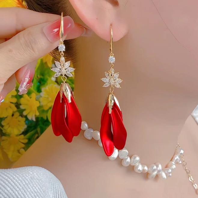 1 Pair of Ladies' Earrings Luxury Zircon Peacock Earrings French-Style Fringe Studs Lightly Luxurious Fashion Long Earrings