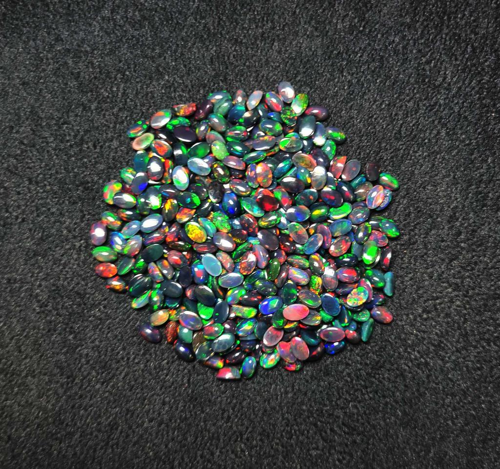 Opal Negru Etiopian Natural Multi Fire Oval Cabochon Piatră Prețioasă Liberă Lot 28 Bucăți 3*5 MM 5 CT Cabochon Opal Negru Piatră Prețioasă Pentru Crearea Bijuteriilor