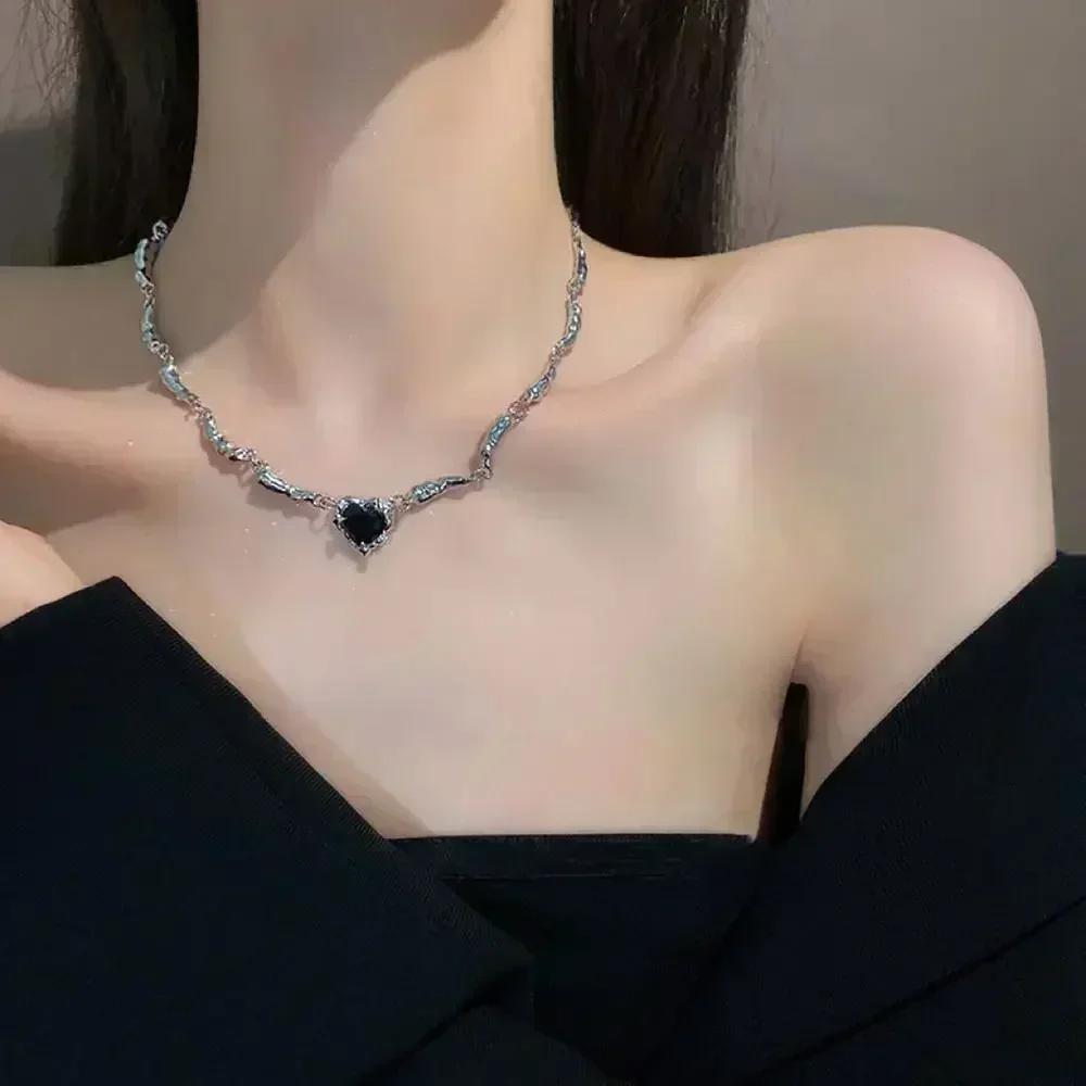 Korean Exquisite Retro Flower Love Heart Beaded Necklace For Women Personality Simple Cool Clavicle Chain Fashion Y2K Jewelry