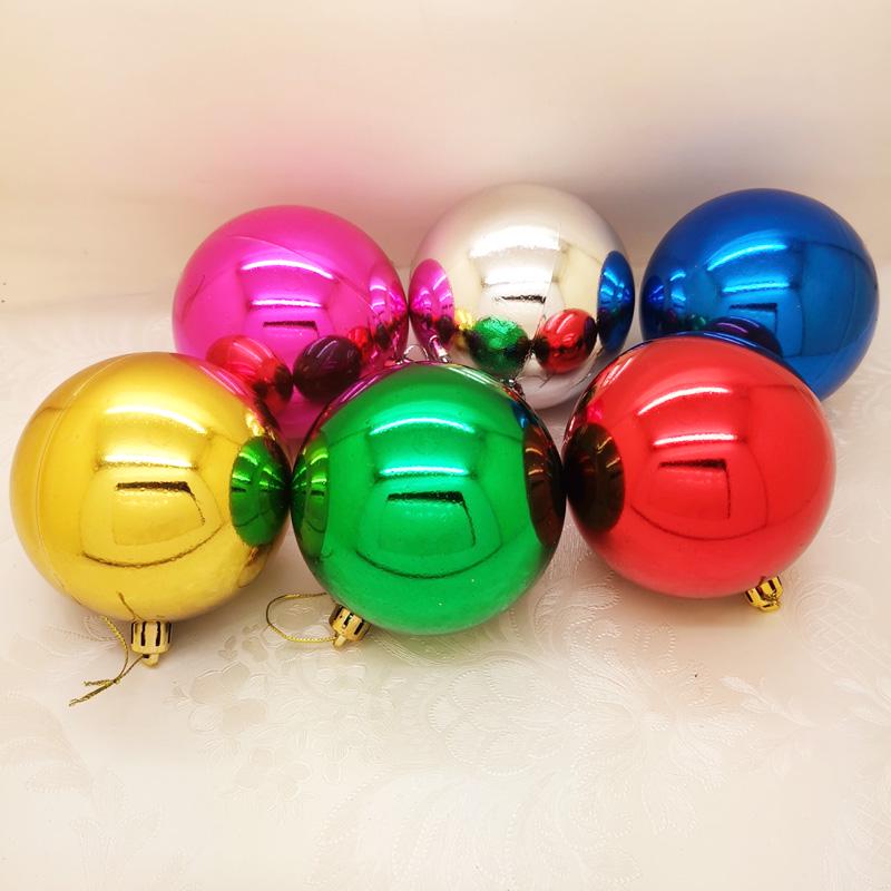 Weihnachtsbaum Ornamente: 6 galvanisierte Dekorationskugeln (7cm, 5cm) in Gold, Silber, Rot und Blau.