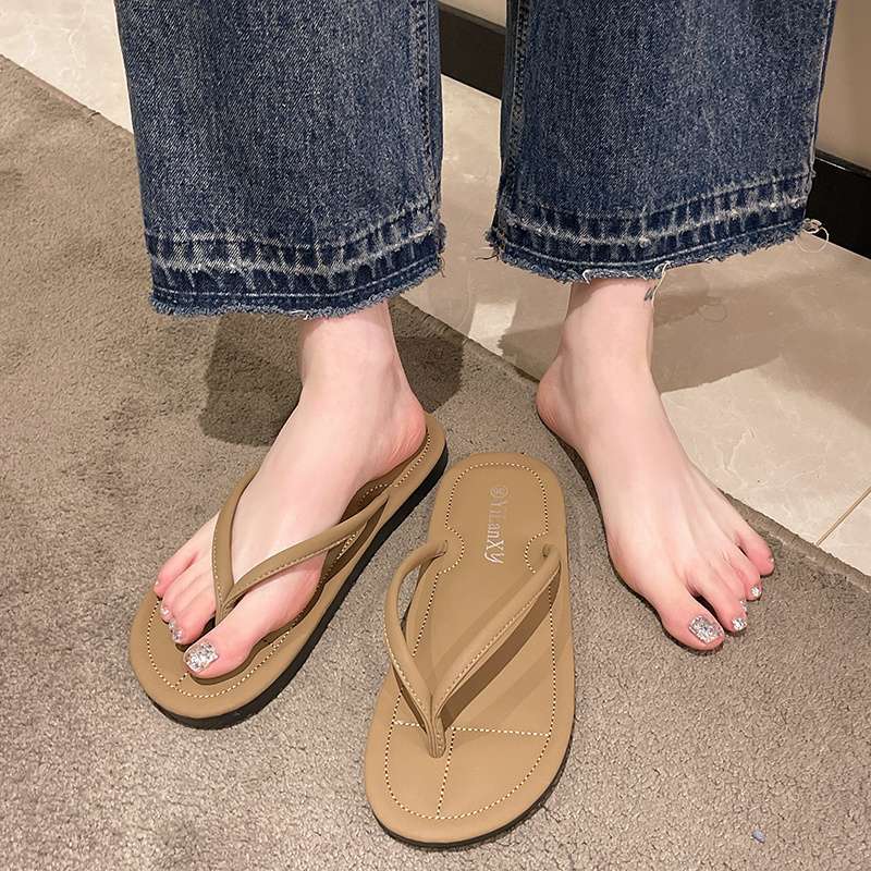 Beach flip-flops women's 2025 spring and summer new non-slip and wear-resistant pinch slippers flat bottom seaside toe sandals large size