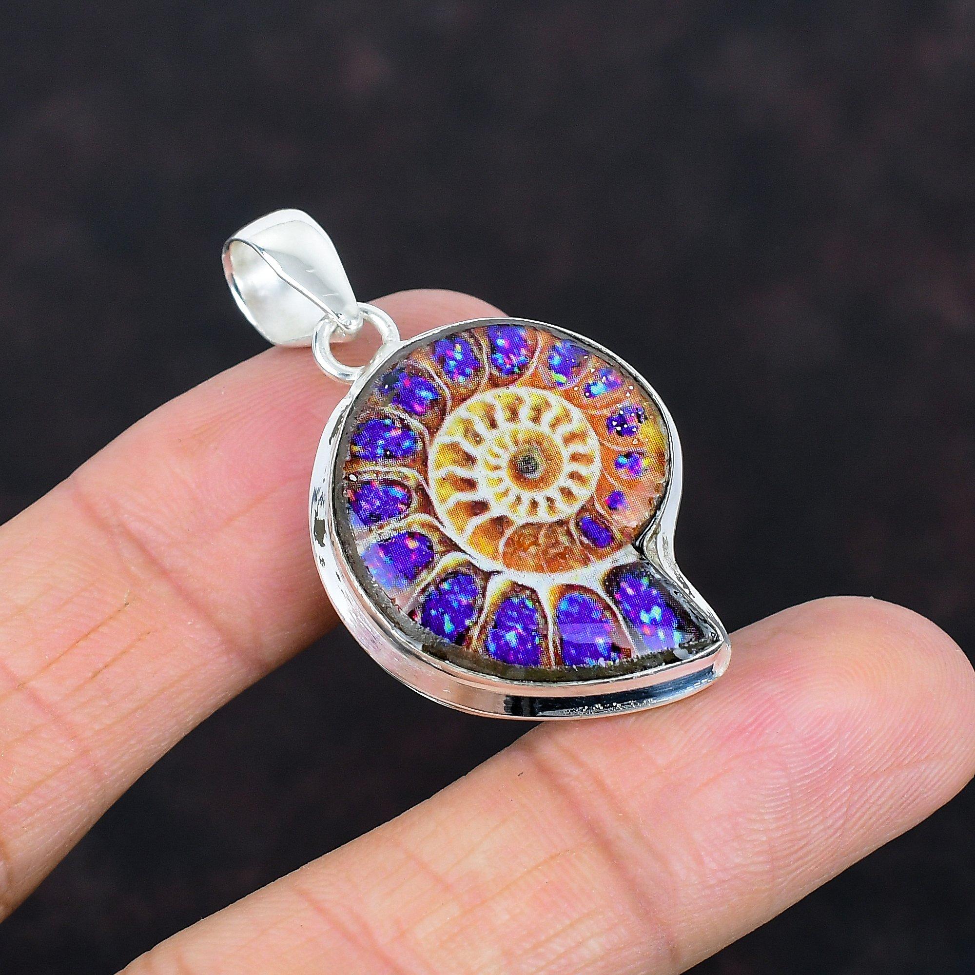 

Кулон с окаменелым аммонитом фиолетового оттенка, кулон из серебра 925 пробы, элегантное украшение, сказочный кулон с драгоценным камнем, кулон ручной работы, подарки для женщин