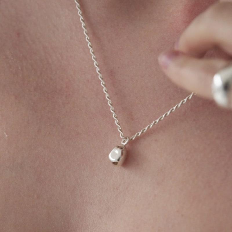 HALSBAND MED RÖRD STEN 02