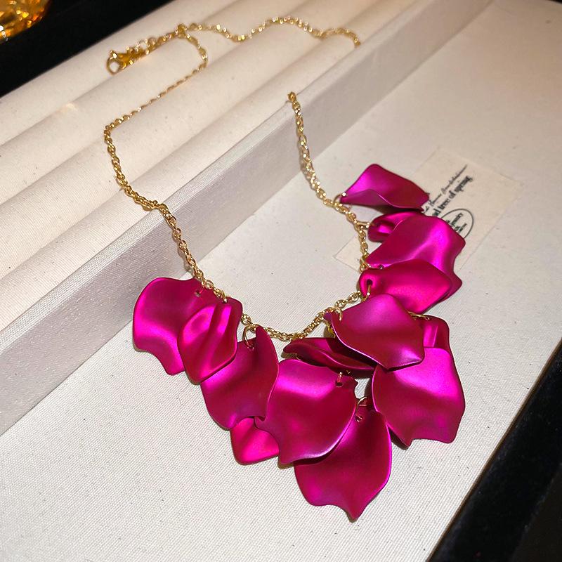 Eleganţă: Colier Minimalist European & American cu Ciucuri și Floare Petală – O Nișă Unică pentru Celebrități de pe Internet și Femei cu Stil Distinctiv