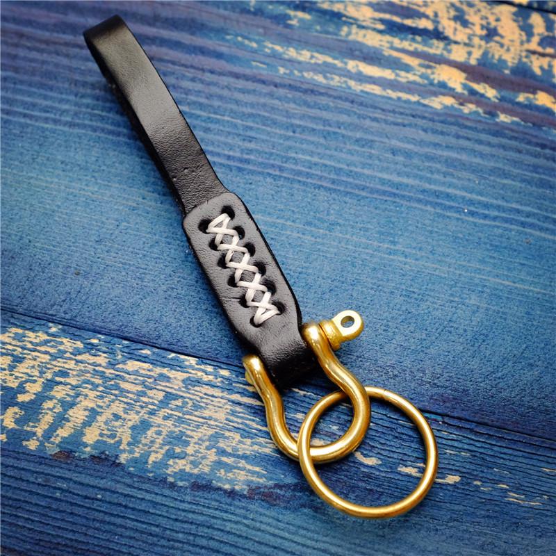 

Braided Vegetable-Tanned Cowhide Keychain with Brass and Copper Horseshoe Buckle чёрный