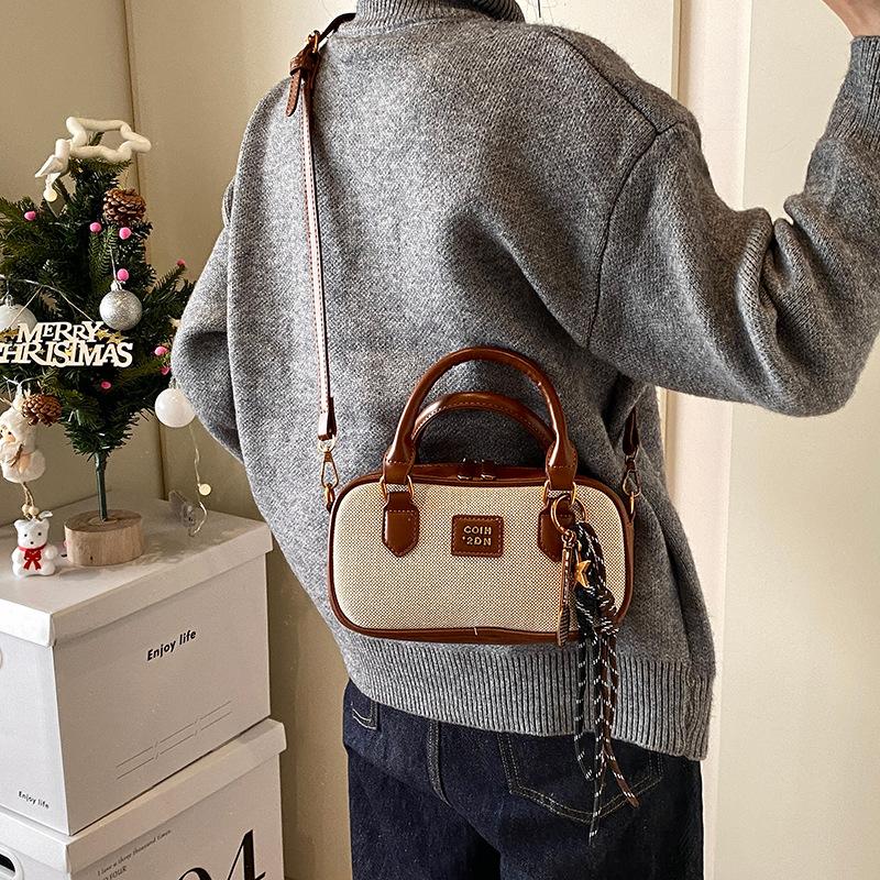Single shoulder 2025 bowling casual retro bag niche portable winter new messenger bag women's fashion