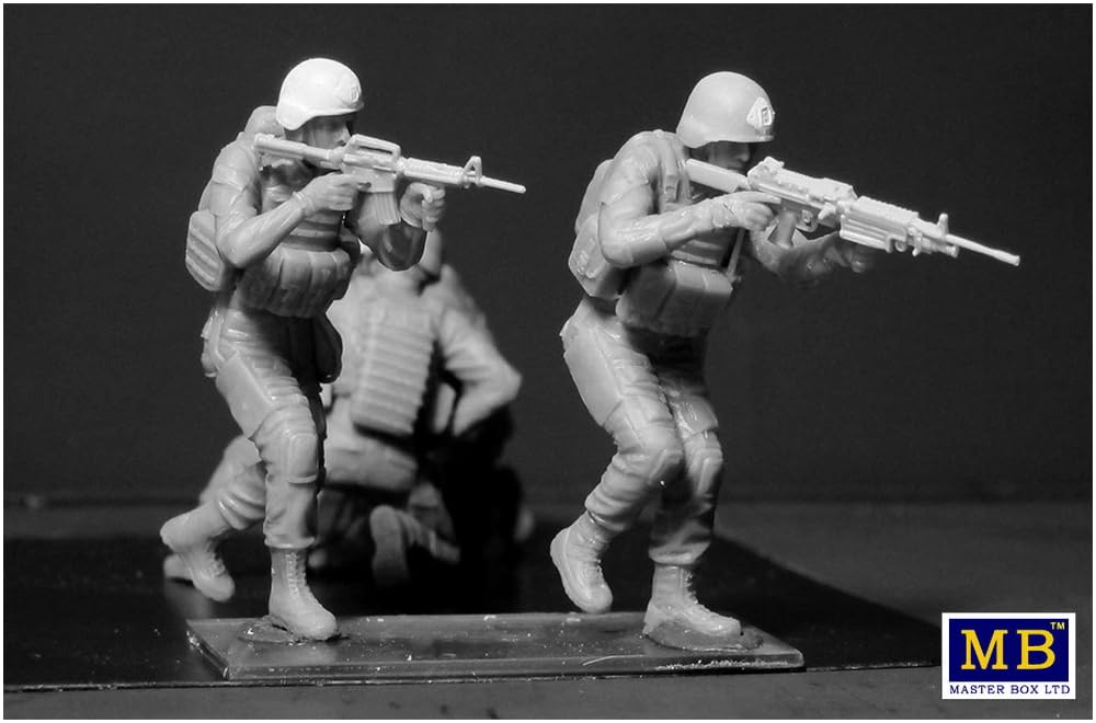 Master Box 1/35 Scale Plastic Model Kit (4 Modern American Soldiers + Dog) Middle East Military Working Dog Rescue (MB35181)