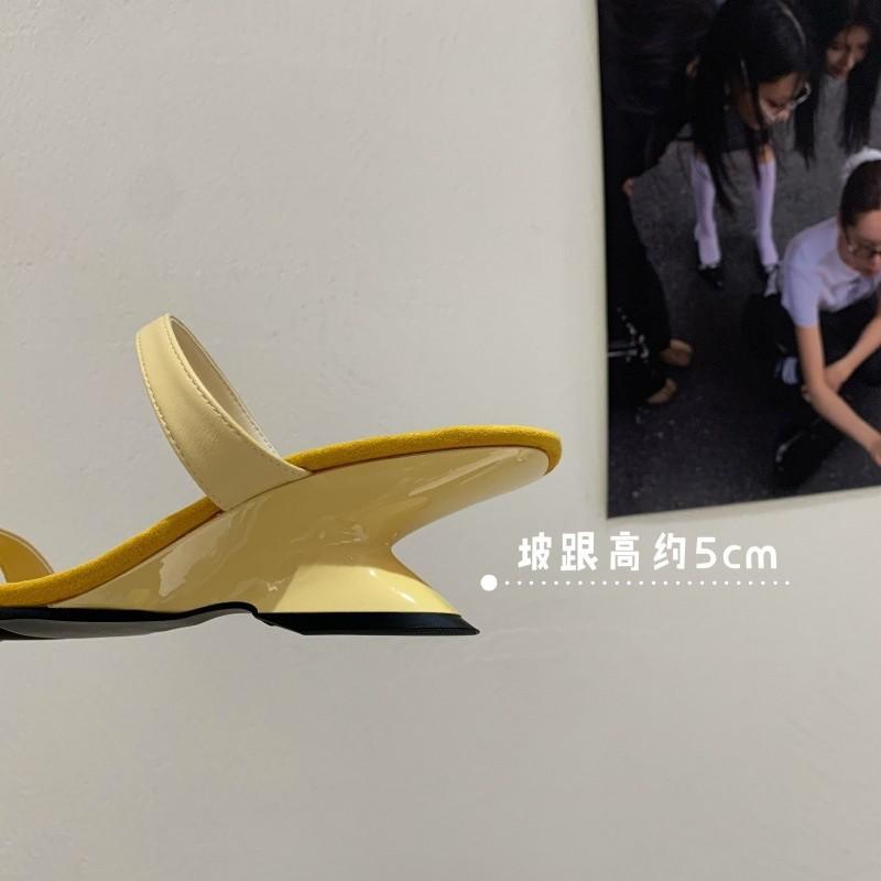 Simple and versatile temperament cool slippers women's 2025 summer new wear soft bottom fashionable and elegant slope heel one-word drag women