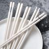 5 párů bílých japonských čínských hůlek Jíst jídlo Sushi tyčinky Opakovaně použitelná slitina korejské hůlky sada Zdravé kuchyňské nádobí