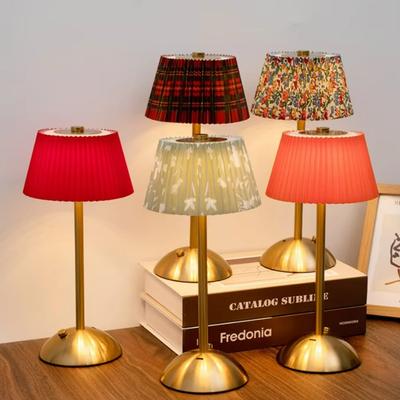 Kovová dobíjecí LED stolní lampa s látkovým stínidlem Bezdrátová stmívatelná Kreativní náladové světlo Přenosné dotykové ambientní světlo do obývacího pokoje