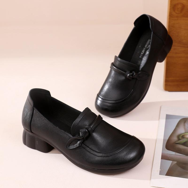 Women's Retro Low Heel Cowhide Shoes: Comfortable, Versatile, Non-Slip Soft Sole, Ideal for Commuting.