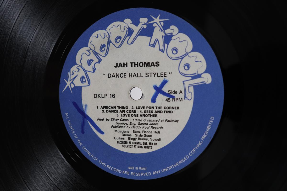 

Виниловая пластинка JAH THOMAS Стиль Dance Hall DKLP16 Daddy Kool 1982 Европа Регги Ска Даб Б/у