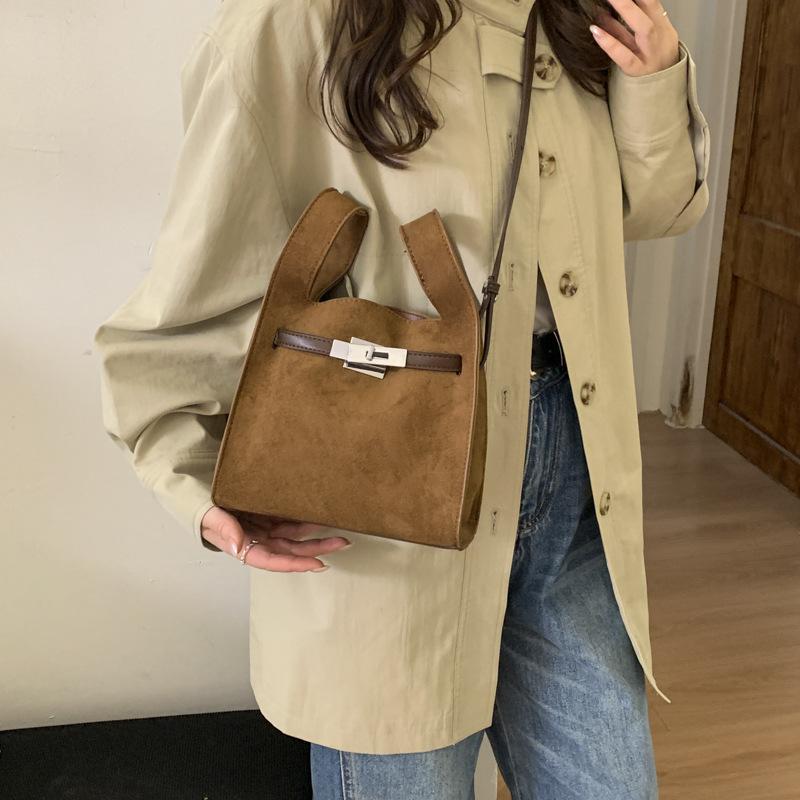 This year's popular small bags are women's autumn and winter versatile 2025 new retro messenger bags Korean version portable bucket bags
