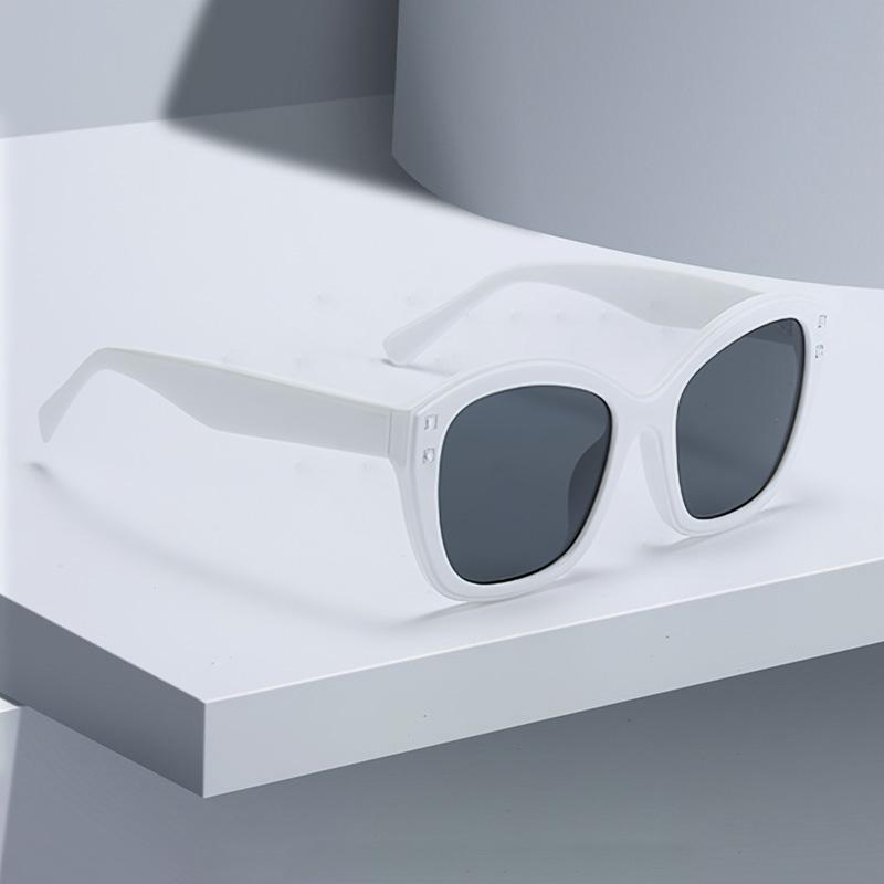 

Large Frame Cat Eye Sunglasses with Transparent Black Border Fashionable Frame Shape Personalized Design Trendy Women Glasses