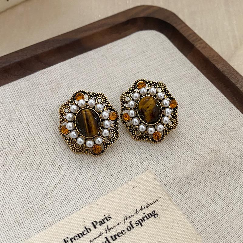 Silver Needle Tiger Eye Earrings - Retro High-End Studs with Niche Versatile Style and Elegant Temperament
