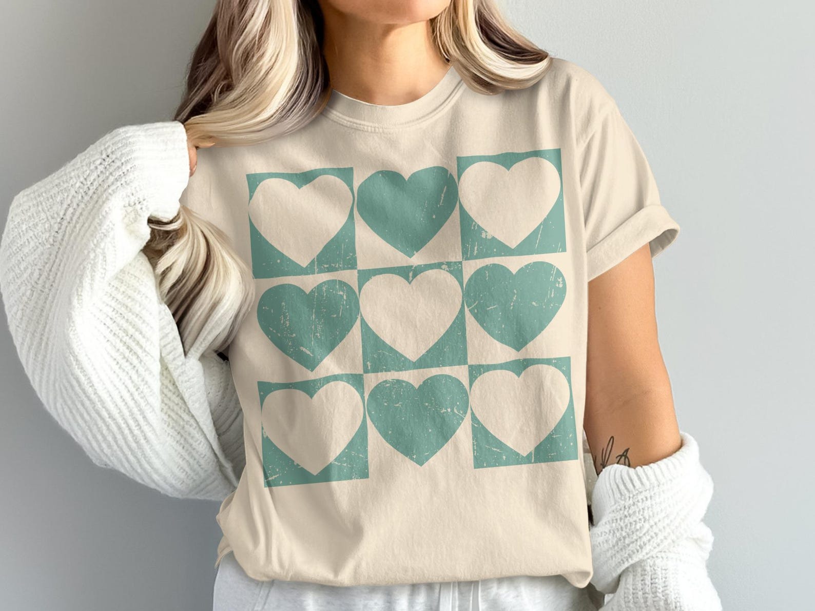 Comfort Colors Heart Pattern Grid Shirt, Trendy Distressed Design Tee, Heart Lovers Fashion, Stylish Grid Heart T-Shirt, Casual Graphic Top M