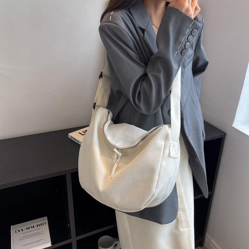 Leisure bag 2025 is popular this year. Small foreign style, fresh and large-capacity bags are popular. Women's shoulder underarm bags are simple and 