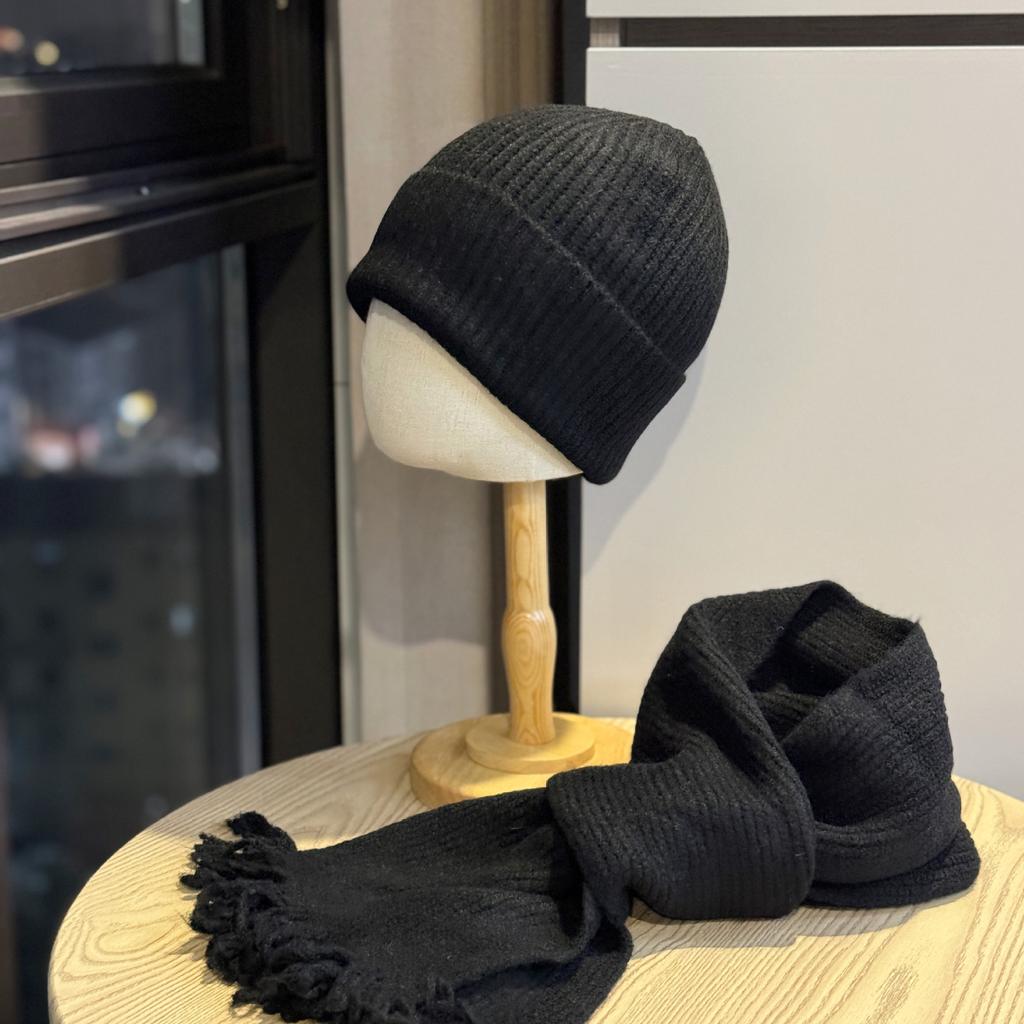 Gestrickte Mütze und Schal Zweiteiliges Set für Damen im Herbst und Winter Vielseitige Warme und Verdickte Kälteabweisende Kleine Wollmütze, die das Gesicht zeigt