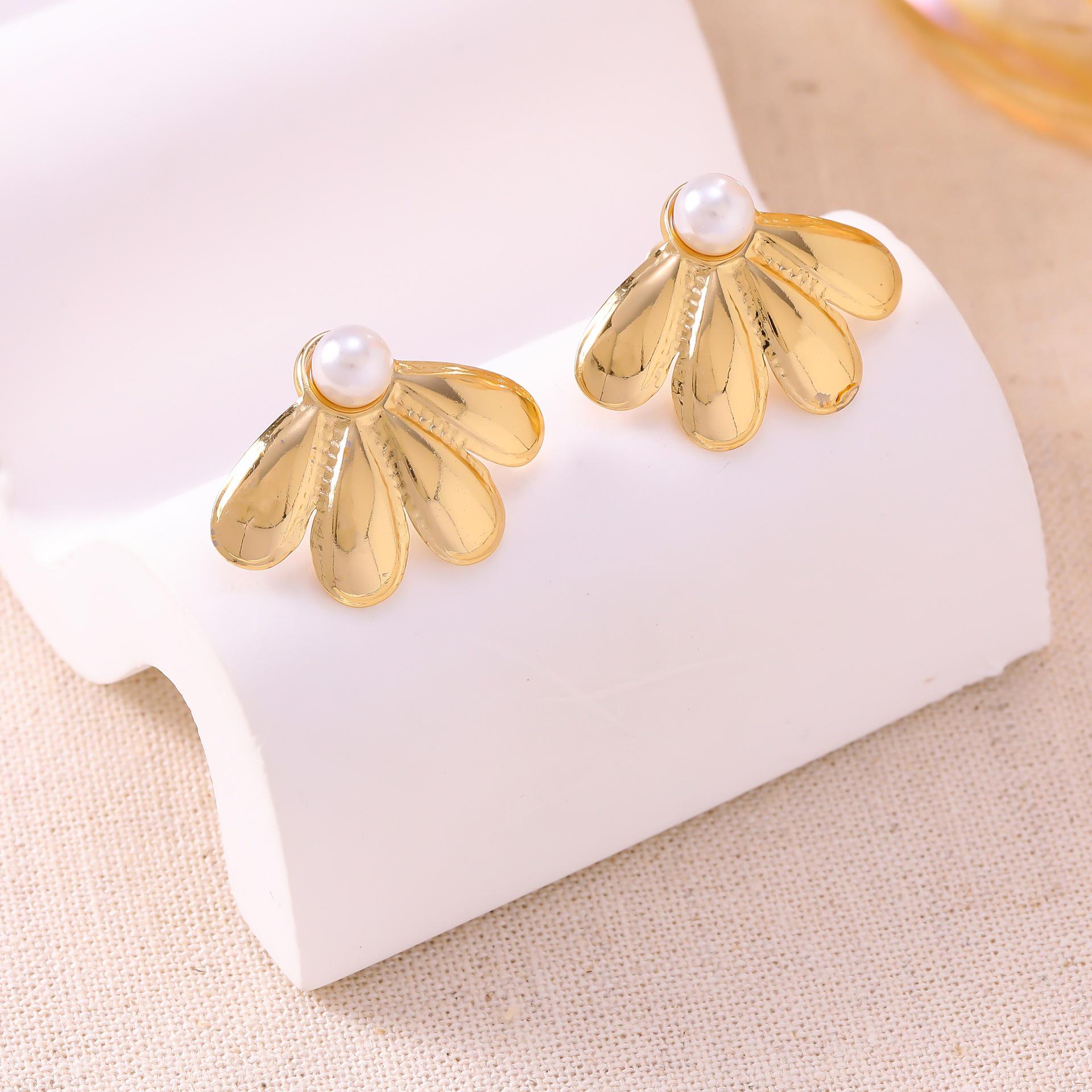 Pearl Temperament Metallic Stud Earrings: Elegant, Geometric, Luxurious Accessories for Women золотой