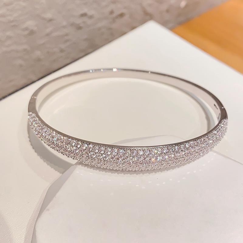 

Micro-inlaid Zirconium Half-circle Bracelet Light Luxury High-end Buckle Bracelet срібний