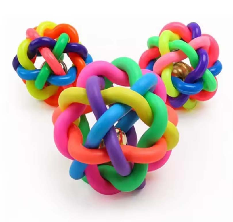 Urocza zabawka dla psa interaktywna piłka dla psa z małym dzwoneczkiem zabawka dla kota tęczowa zabawka dla psa zwierzę do gryzienia i zabawy rzuć dobrą piłkę.