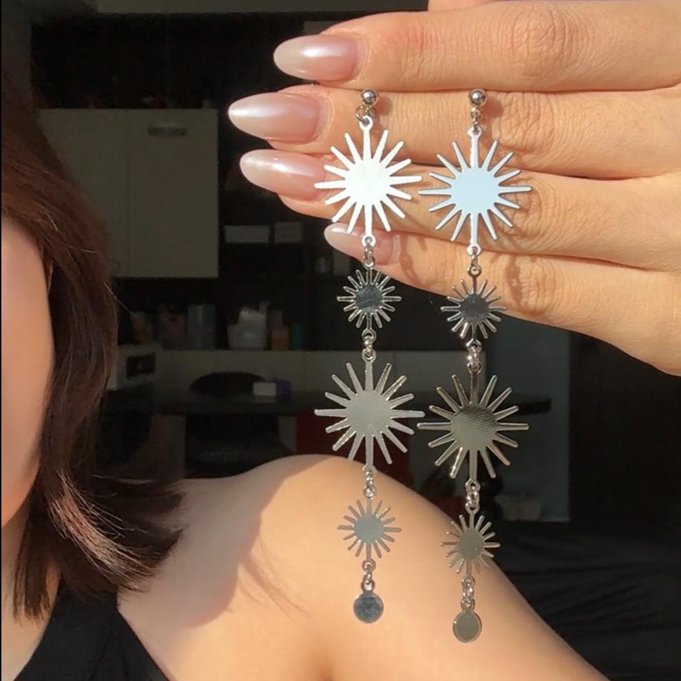 Retro Metallic Flower Tassel Stud Earrings – European American Style, Exaggerated Light Luxury Design